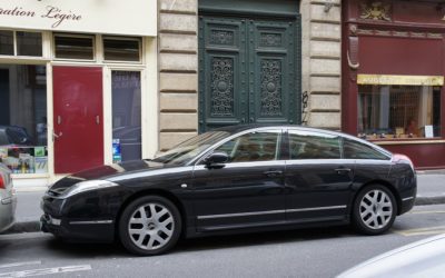 高級車のフロントグリル　デザイン