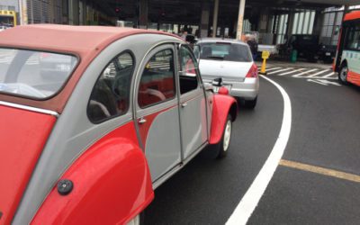 朝は2CVで始まります